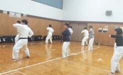 日曜日の大人子供合同稽古で練習する大人の人とたち