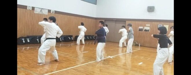 日曜日の大人子供合同稽古で練習する大人の人とたち