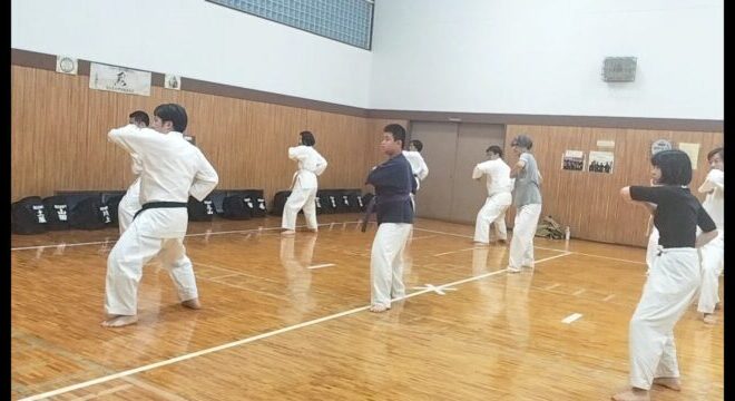日曜日の大人子供合同稽古で練習する大人の人とたち
