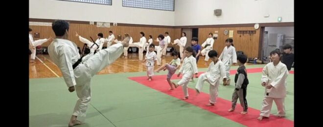 日曜日の大人子供合同稽古で基本動作の練習をしているようす