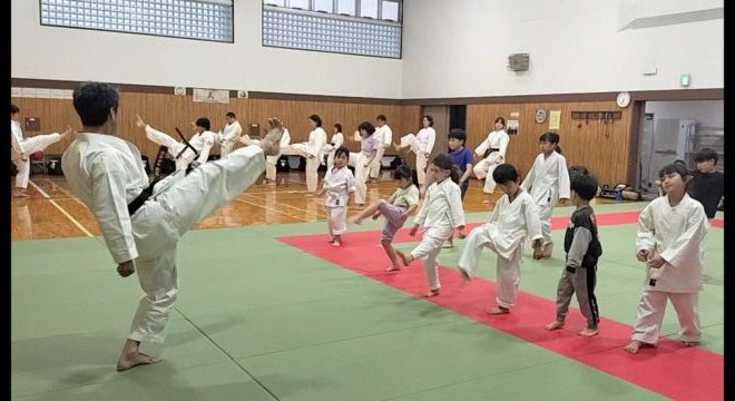 日曜日の大人子供合同稽古で基本動作の練習をしているようす