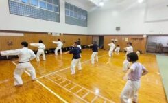 昇級試験間近で練習している大人の人たち