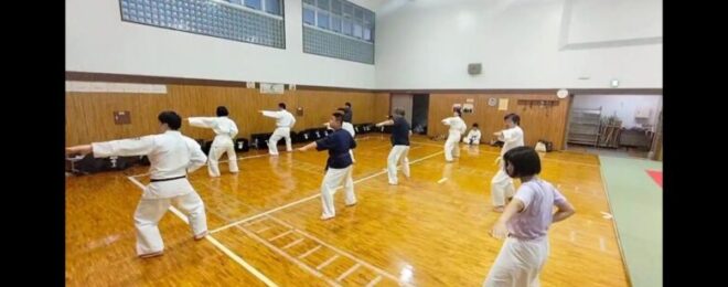 昇級試験間近で練習している大人の人たち