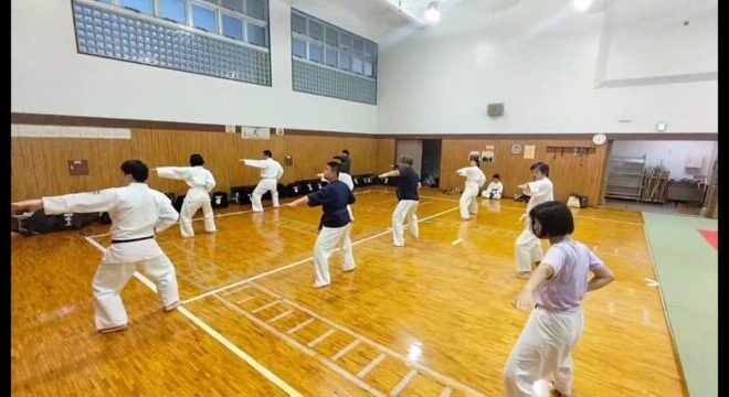 昇級試験間近で練習している大人の人たち