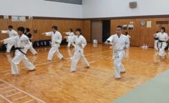 移動稽古をしている大人の方々のようす