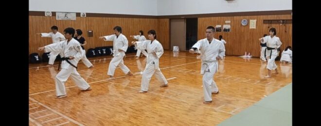 移動稽古をしている大人の方々のようす