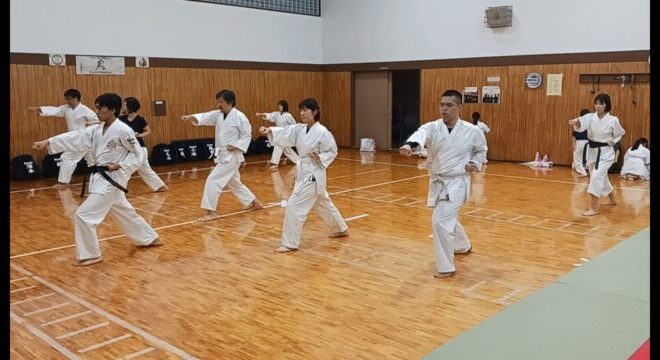 移動稽古をしている大人の方々のようす