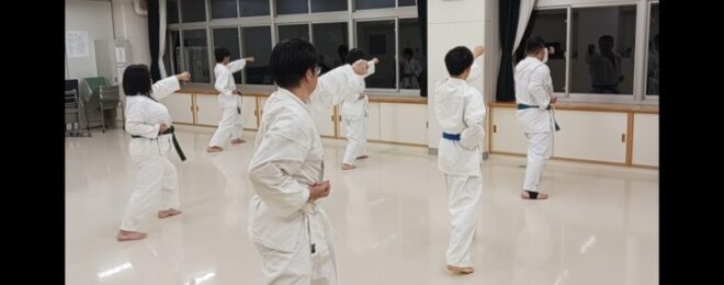 金曜日の大人クラスの稽古のようす