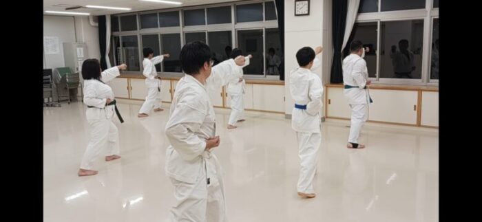 金曜日の大人クラスのようす