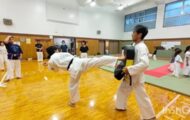 ミットを使って足刀蹴りの練習をしているようす