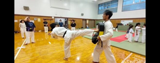 ミットを使って足刀蹴りの練習をしているようす