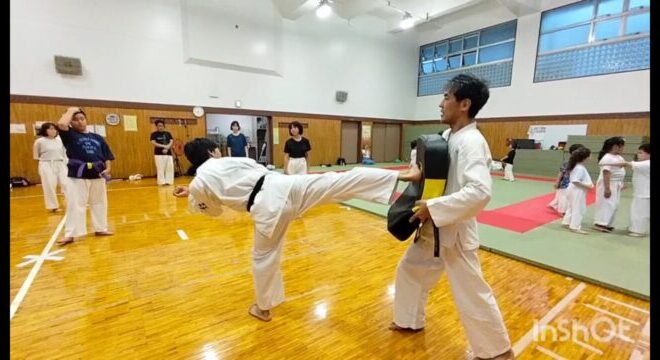 ミットを使って足刀蹴りの練習をしているようす