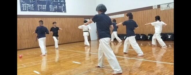 力を抜いてゆっくりと身体を動かす練習
