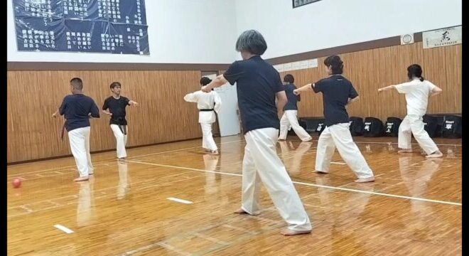 力を抜いてゆっくりと身体を動かす練習