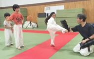 ミット蹴りの練習している園児・小学生たち