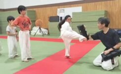 ミット蹴りの練習している園児・小学生たち