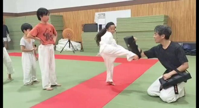 ミット蹴りの練習している園児・小学生たち