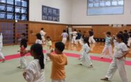 大人と子供に分かれて移動稽古