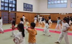 大人と子供に分かれて移動稽古