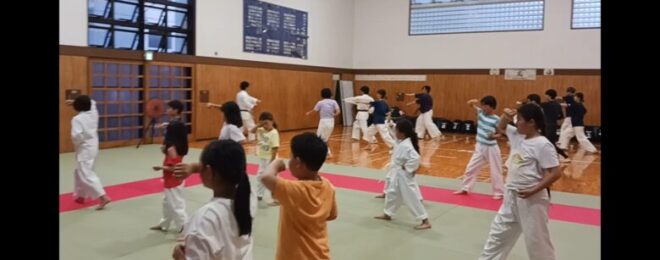 大人と子供に分かれて移動稽古