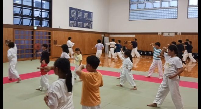 大人と子供に分かれて移動稽古