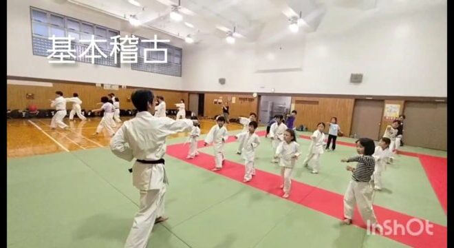 基本稽古をしているようす