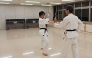 空手の型の練習をする大学生男子初段