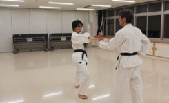 空手の型の練習をする大学生男子初段