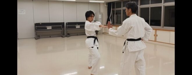 空手の型の練習をする大学生男子初段