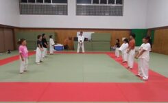 チーム戦で空手稽古をする少年たち