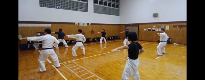 空手の型を練習している大人の練習生たち