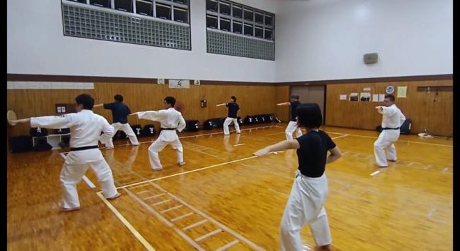 空手の型を練習している大人の練習生たち