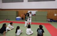 ミットを使って空手の型を練習している子供たち
