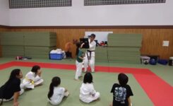 ミットを使って空手の型を練習している子供たち