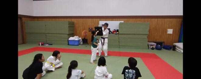 ミットを使って空手の型を練習している子供たち