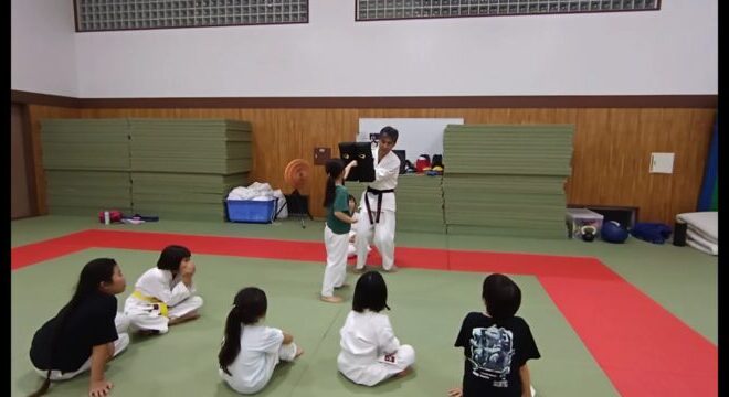 ミットを使って空手の型を練習している子供たち