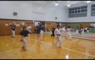 空手稽古する大人の方々と子供たち
