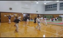 空手稽古する大人の方々と子供たち