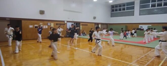 空手稽古する大人の方々と子供たち