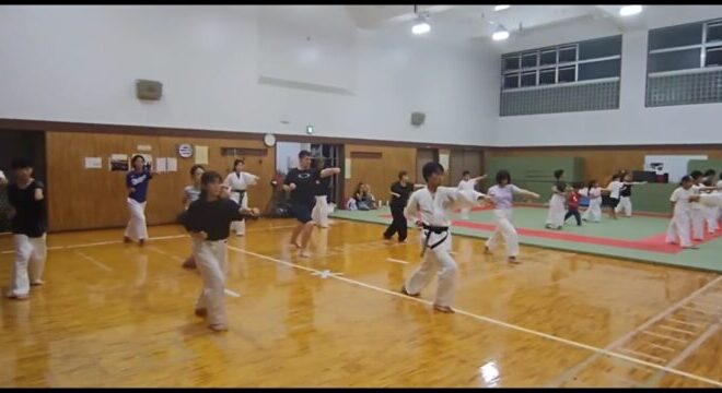 空手稽古する大人の方々と子供たち