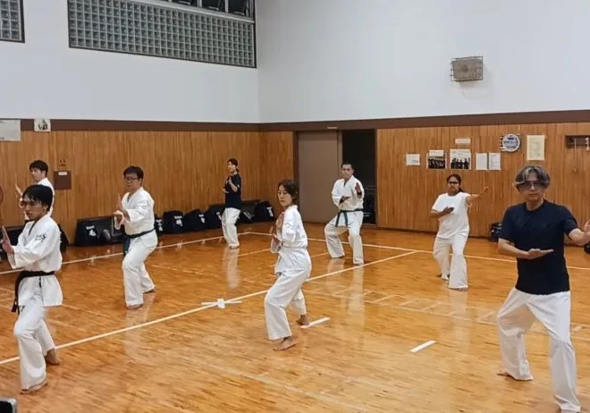 空手の型を緩急つけながら練習する大人の方たち