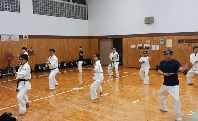 空手の型を緩急つけながら練習する大人の方たち