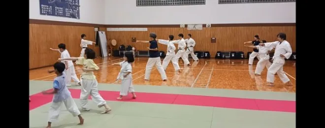 健康にも役立つ空間突きの練習をしているようす