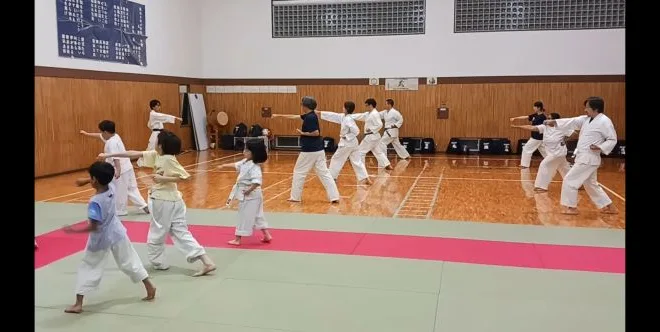 健康にも役立つ空間突きの練習をしているようす