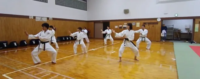 大人たちで息を合わせながら空手の型を練習しているようす