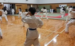日曜日の空手稽古で練習している大人の方々や子供たち