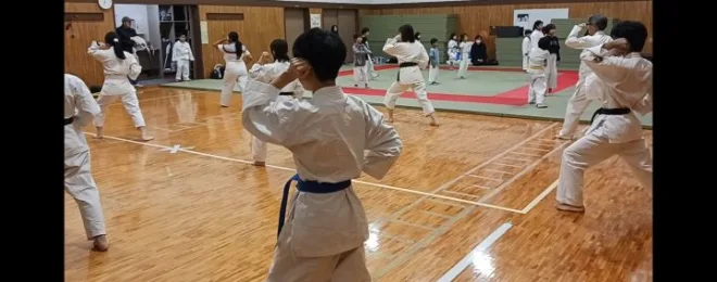 日曜日の空手稽古で練習している大人の方々や子供たち