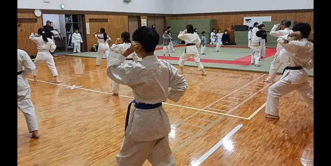 日曜日の空手稽古で練習している大人の方々や子供たち