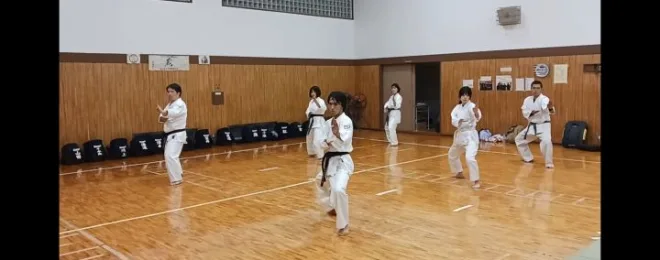 南光（アーナンクー）の型の稽古をしている中学生と大人たち