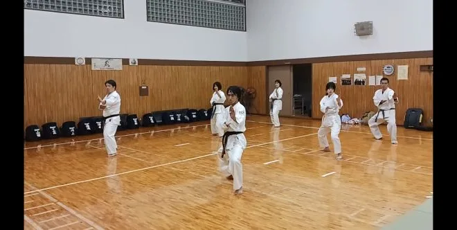 南光（アーナンクー）の型の稽古をしている中学生と大人たち